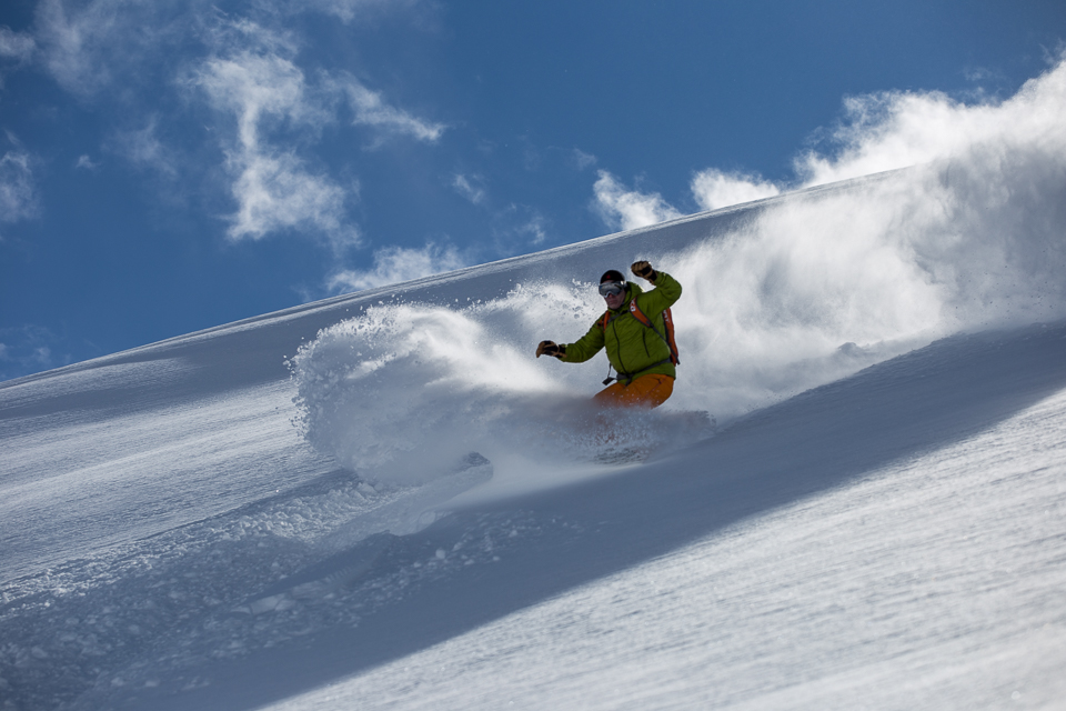 Snowboarder laat spoor achter in diepe sneeuw